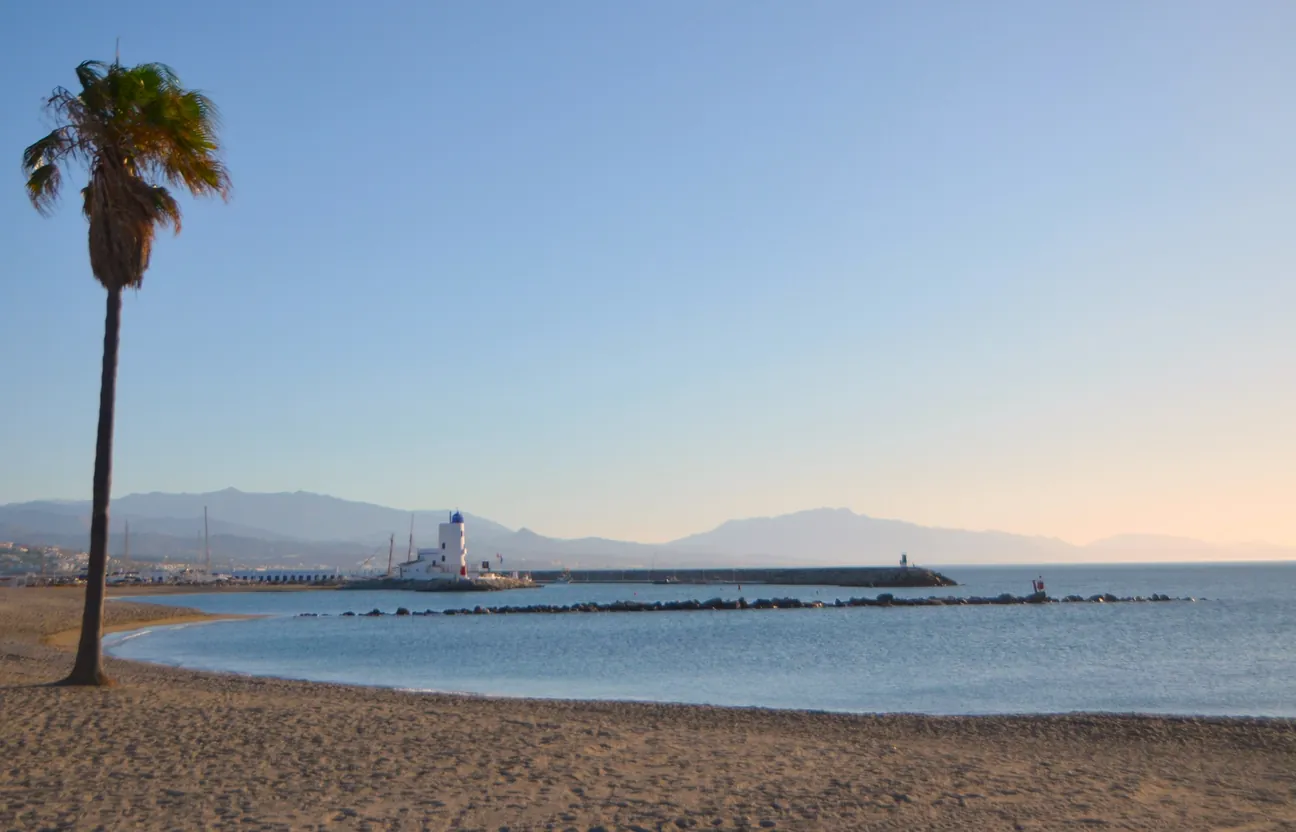 La playa de San Luis de Sabinillas.