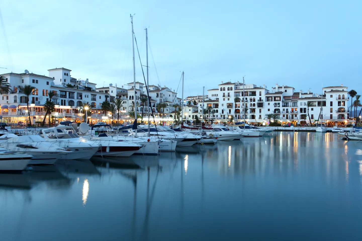 El puerto de la Duquesa, al final del paseo marítimo.